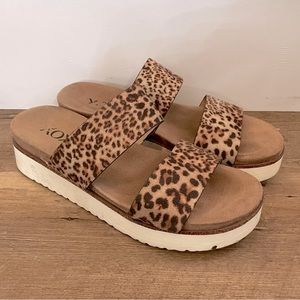 Platform leopard print sandals. 6